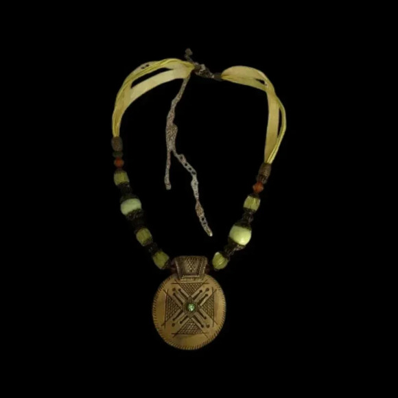 Women's Fashion Olive Green Rhinestone Metallic Pendant and Beaded Necklace - Picture 3 of 5